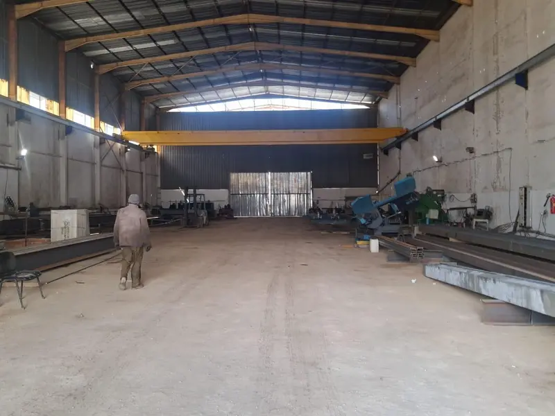 Atelier de fabrication STIM avec pont roulant et profilés en acier