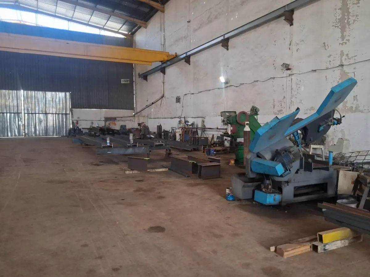 Atelier de fabrication STIM : assemblage de poutres en acier