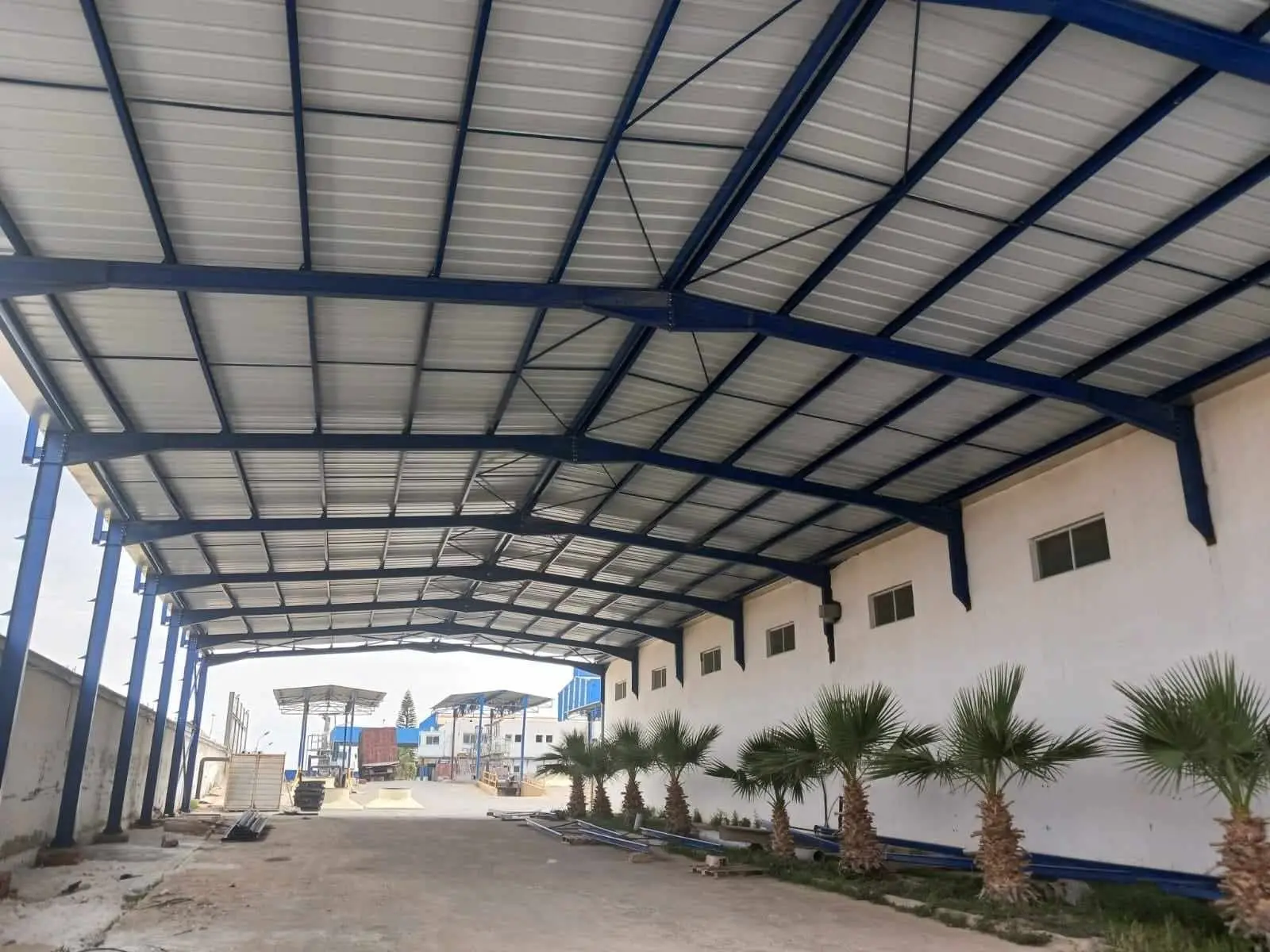 Auvent métallique achevé avec couverture en bac acier, type d'ouvrage STIM pour Sousse et le Sahel