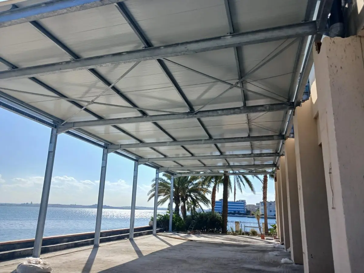 Auvent métallique galvanisé en bord de mer