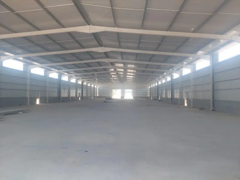Intérieur d'un bâtiment industriel métallique