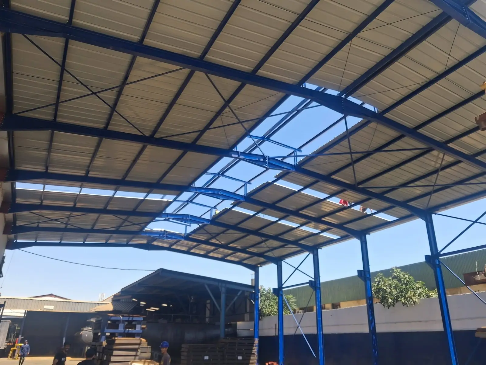 Charpente d'auvent en acier avec couverture bleue
