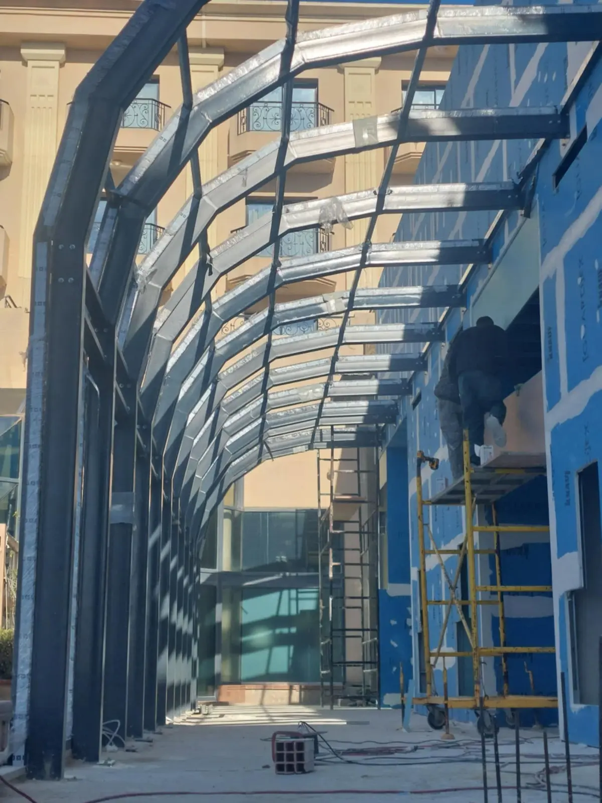 Charpente métallique cintrée sur la façade d'un bâtiment hôtelier