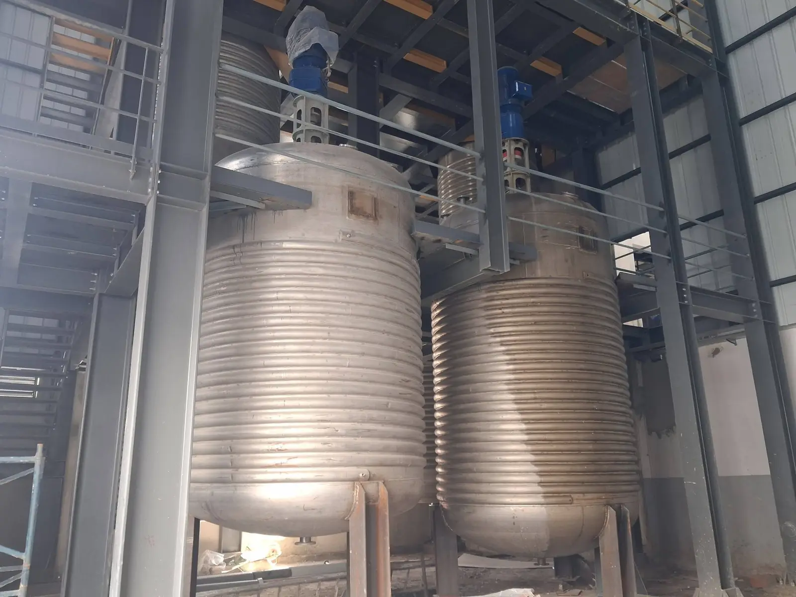 Cuves inox sur charpente métallique de support