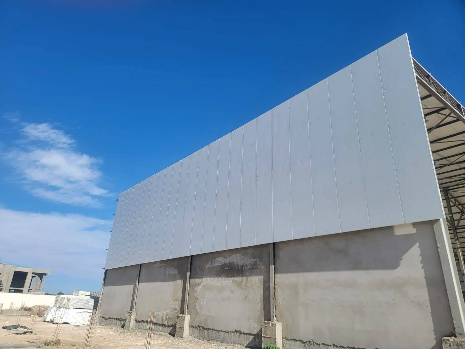 Façade en bardage d'un hangar industriel