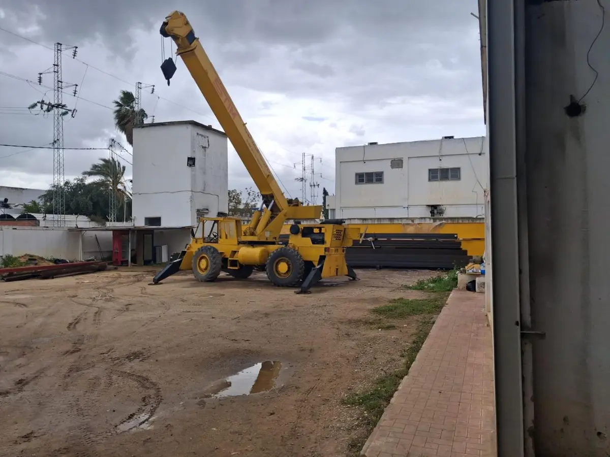 Grue mobile STIM dans le parc à acier de l'atelier