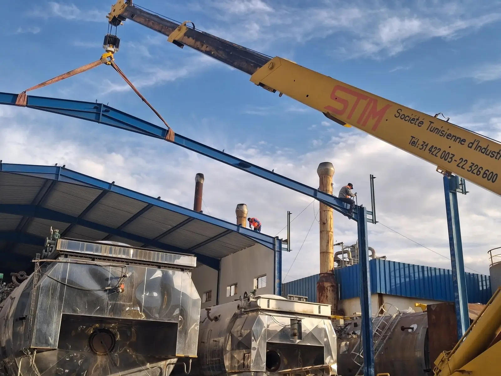Camion-grue STIM lors du levage d'une charpente métallique