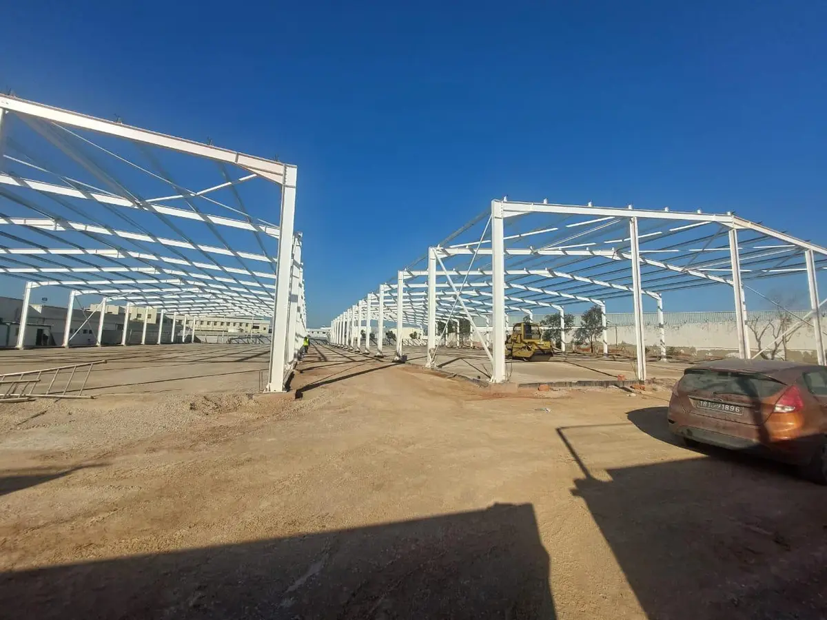 Hangar métallique à double nef en construction par STIM