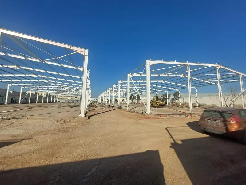 Hangar métallique à double nef en construction