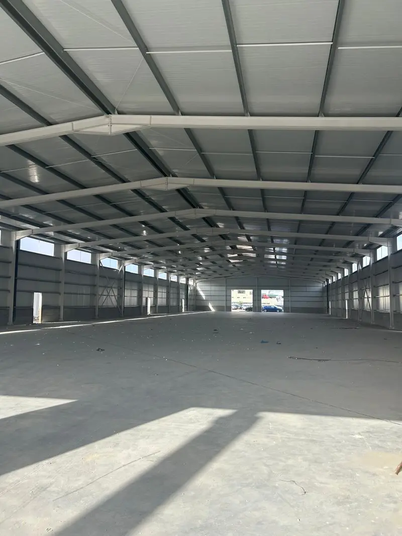 Intérieur d'un hangar métallique terminé, grande portée