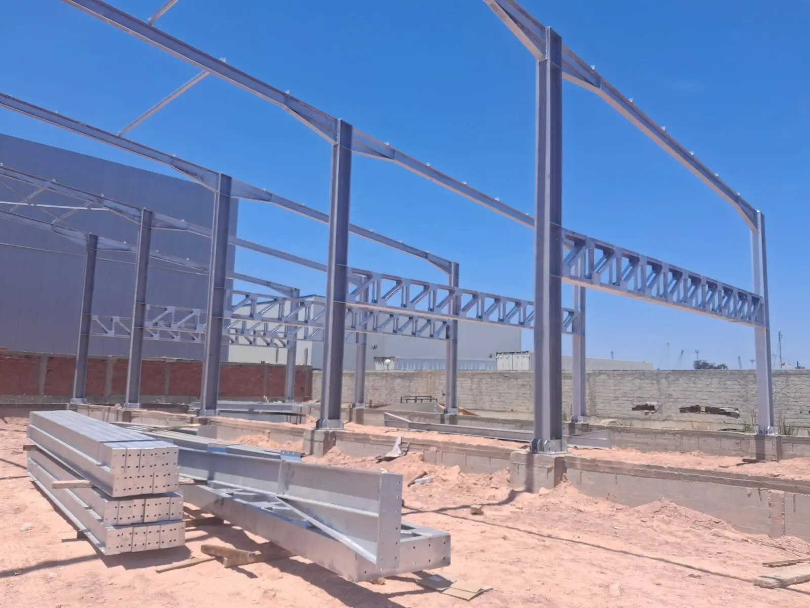 Ossature métallique d'un hangar avec poutres en treillis montée par STIM en Tunisie