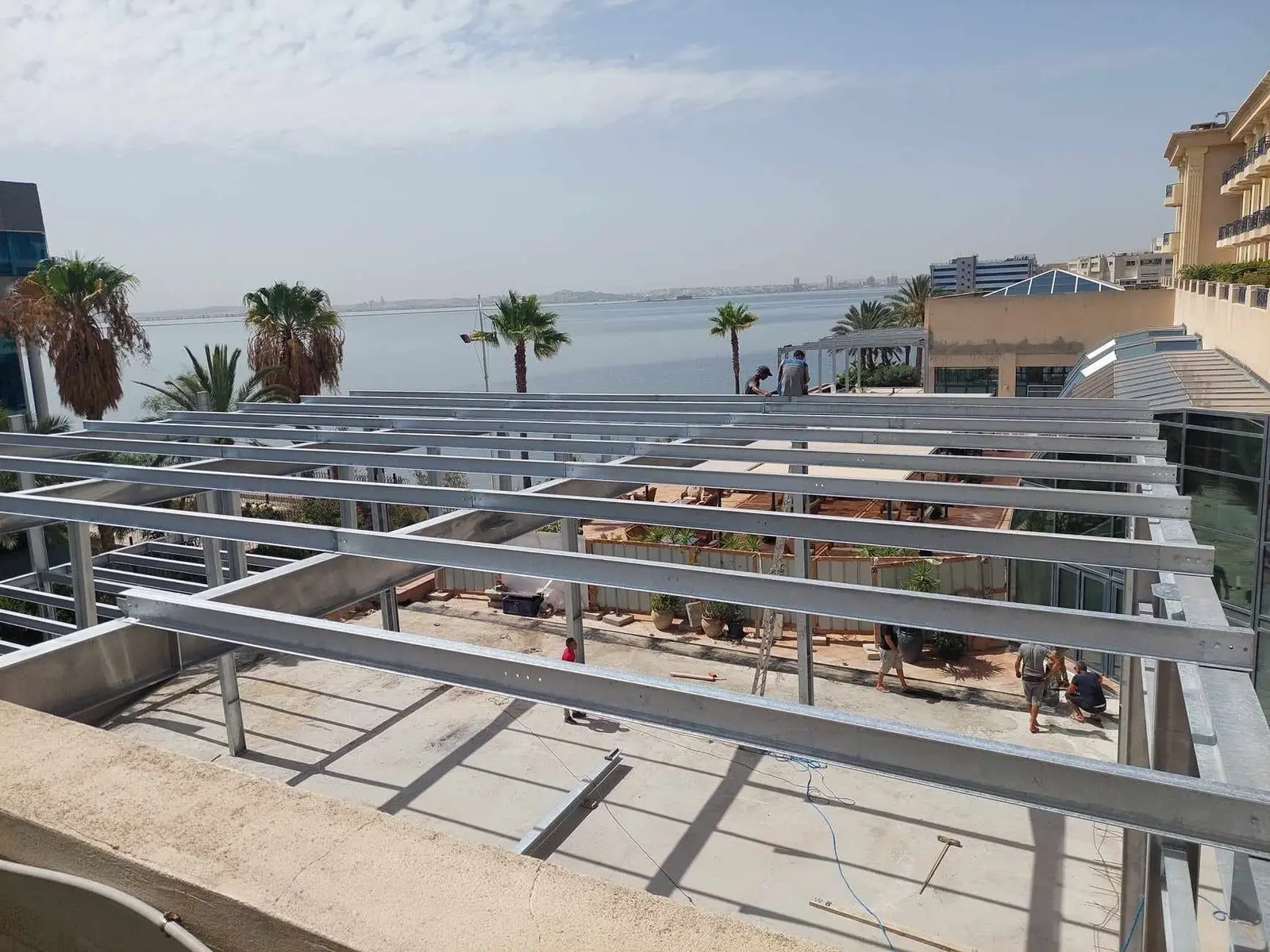 Ossature de plancher métallique pour terrasse en surélévation en bord de mer