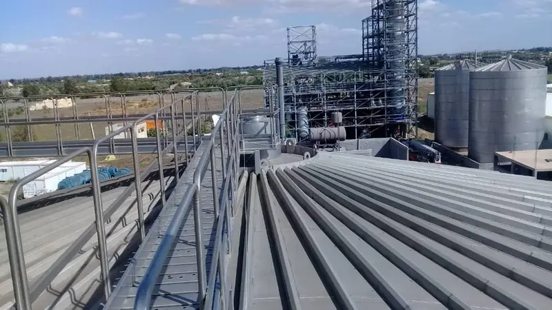 Passerelle métallique avec garde-corps sur site industriel