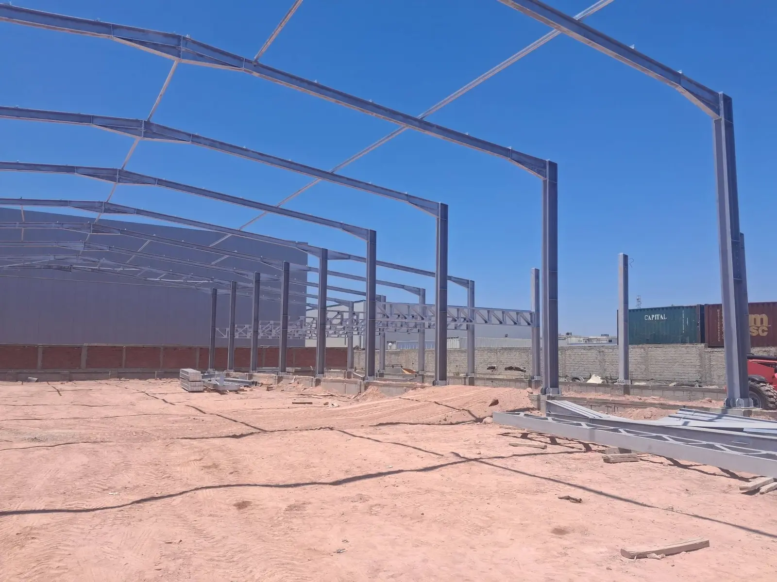 Portiques en acier montés en zone industrielle — type de hangar réalisé par STIM pour la région de Sfax