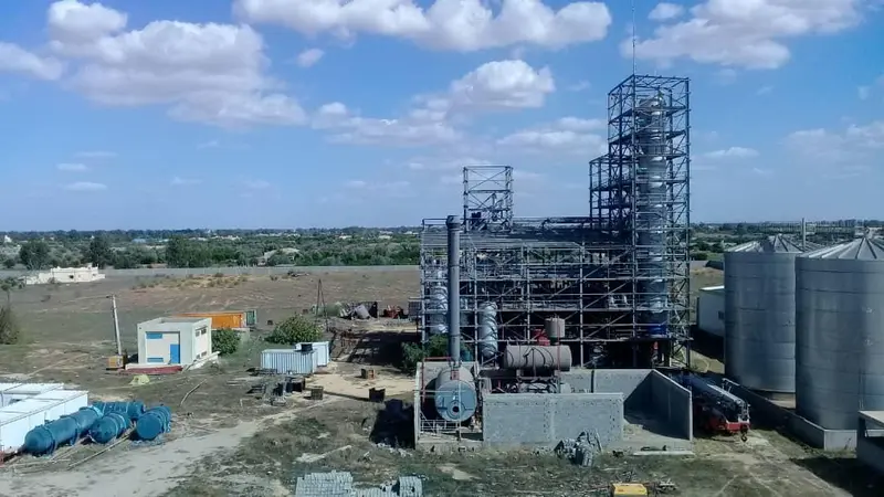 Unité industrielle avec silos et charpente métallique