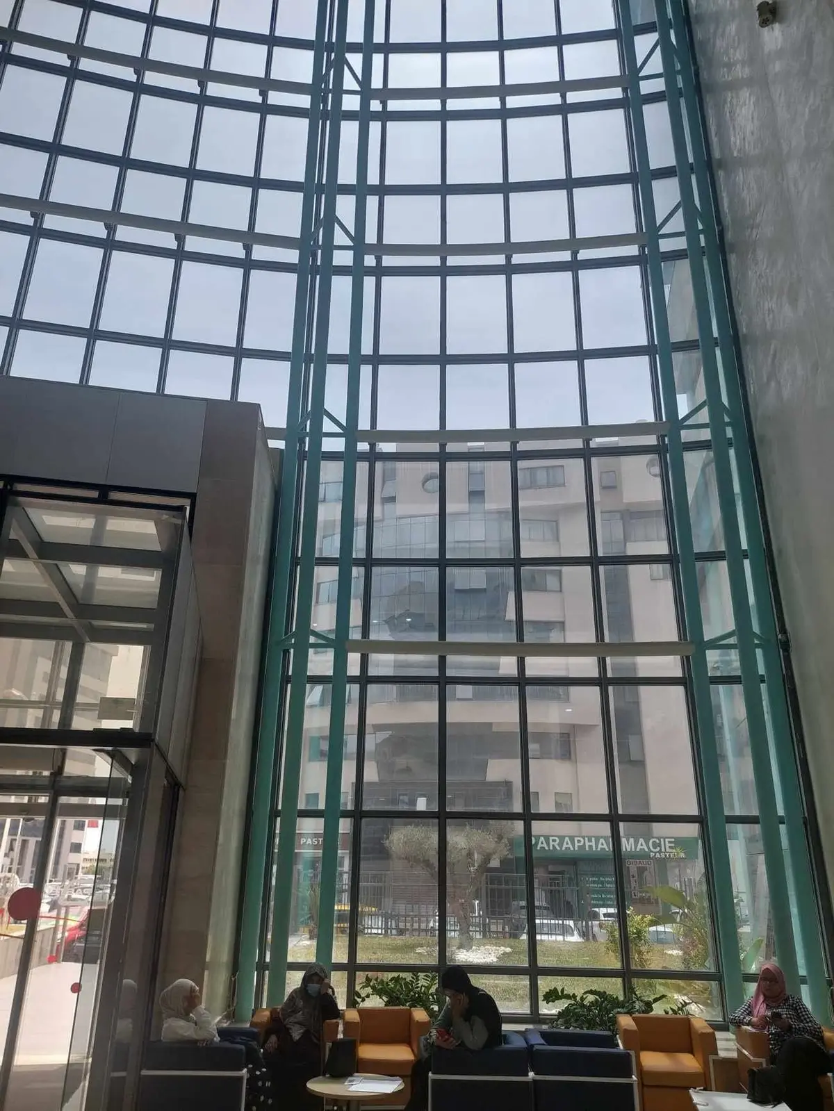 Verrière d'atrium sur structure en acier cintrée réalisée par STIM